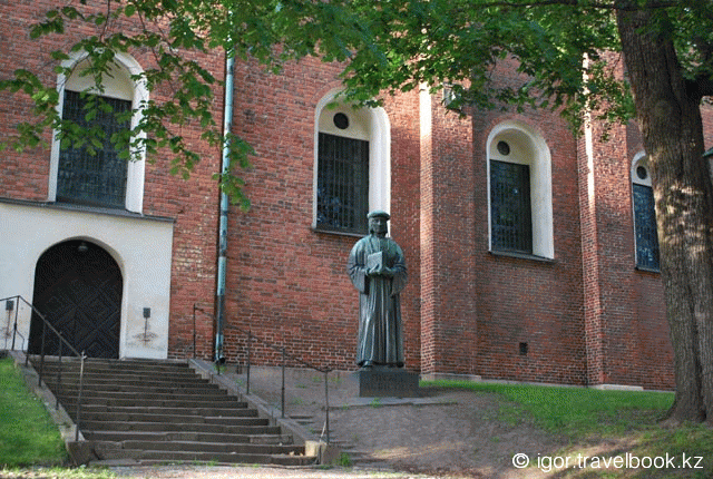 Храм в городе Турку. Статуя Микаэля Агриколы - основателя письменного финского языка.
